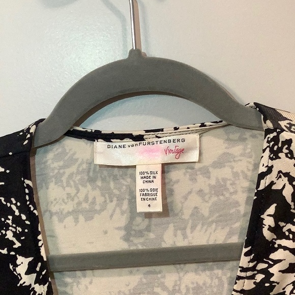 Diane Von Furstenburg Vintage Y2K Classic Silk Wrap Dress Size 4 - Picture 2 of 5